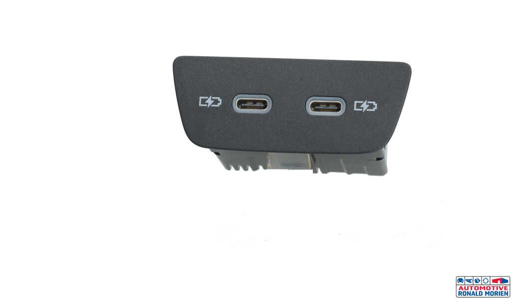 Gebruikte AUX/USB aansluiting Volkswagen Polo VI (AW1) 1.0 TSI 12V Prijs € 19,00 Inclusief btw aangeboden door Automaterialen Ronald Morien B.V.