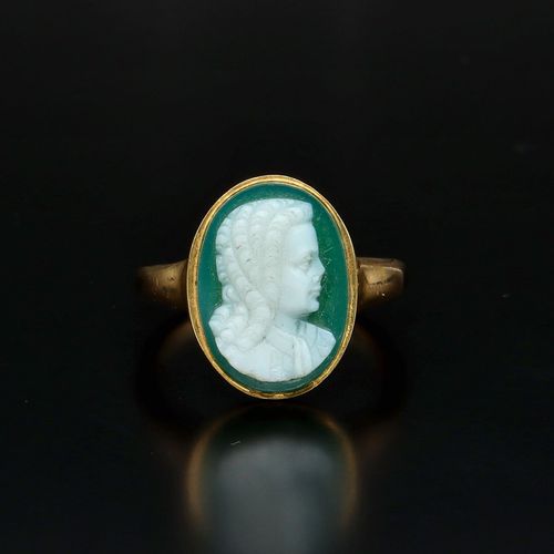 18ct Gold Cameo Ring image-2