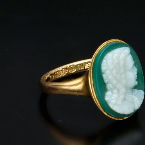 18ct Gold Cameo Ring image-5