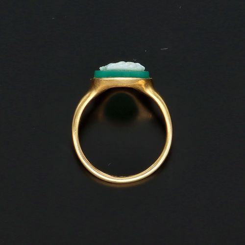 18ct Gold Cameo Ring image-6