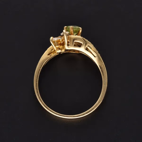 18ct Gold Peridot and Diamond Ring