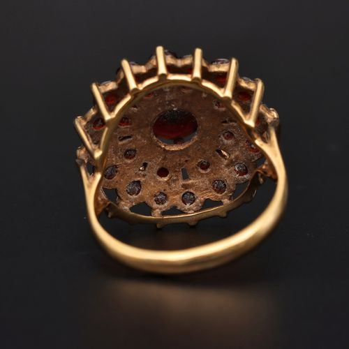 9ct Gold Large Garnet Cluster Ring image-5