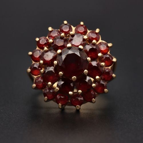 9ct Gold Large Garnet Cluster Ring image-2