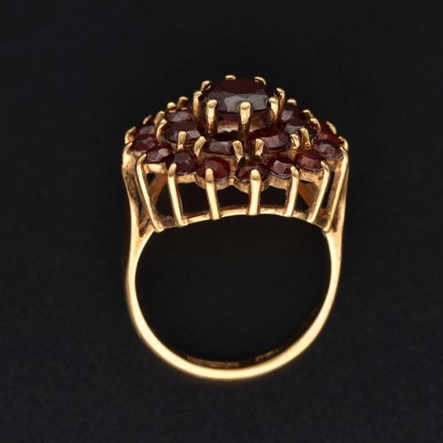 9ct Gold Large Garnet Cluster Ring image-6