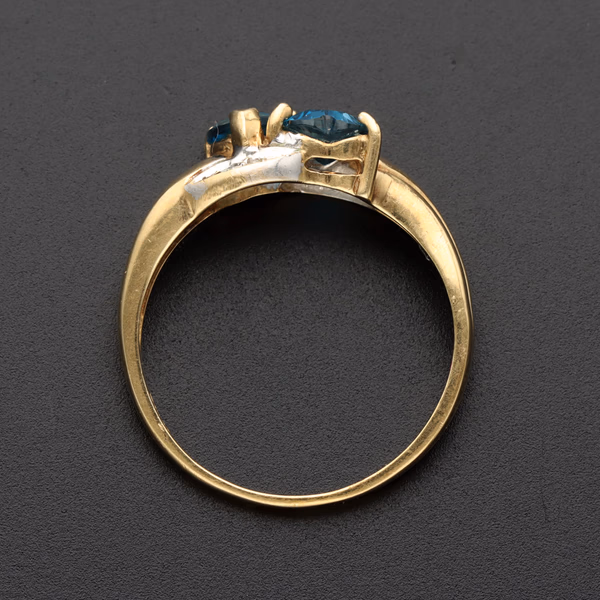 Unusual 9ct Gold Heart Shaped Topaz Diamond Ring