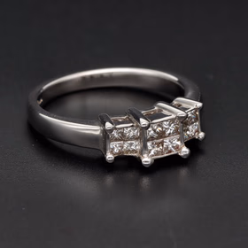 18ct White Gold Diamond Ring