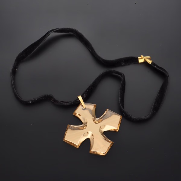 18ct Gold Baccarat Glass Cross Pendant