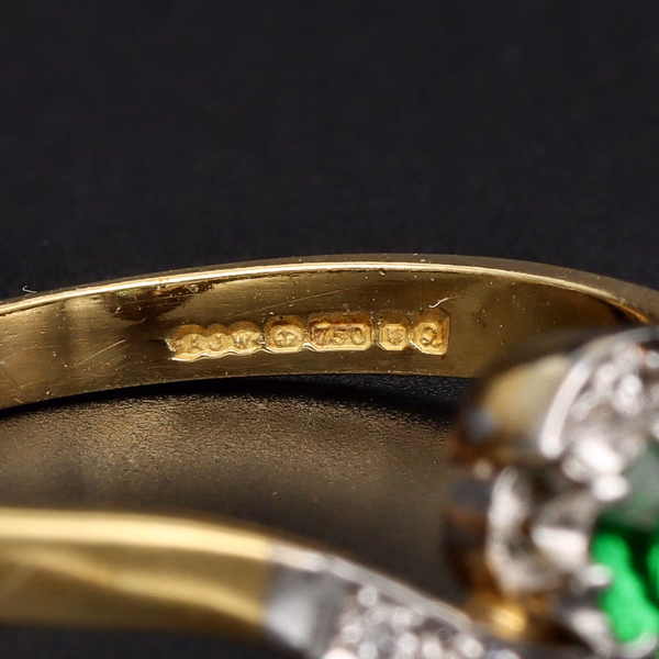 London 1990 18ct Yellow Gold Green Garnet & Diamond Ring