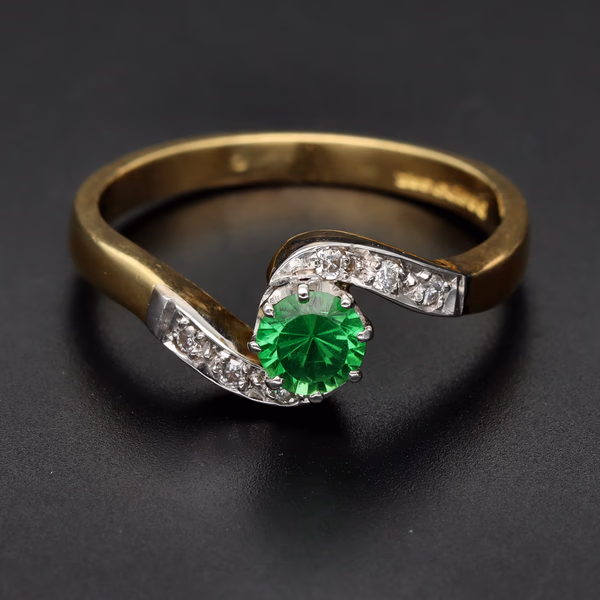 London 1990 18ct Yellow Gold Green Garnet & Diamond Ring
