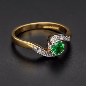 London 1990 18ct Yellow Gold Green Garnet & Diamond Ring
