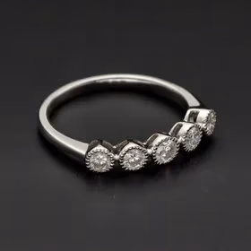 18ct White Gold 5-Stone Diamond Ring