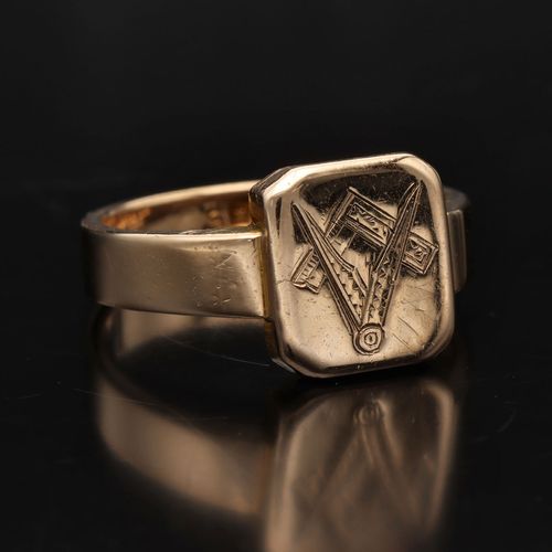 Heavy 9ct Gold Masonic Ring image-1