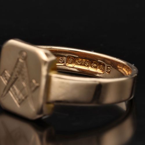 Heavy 9ct Gold Masonic Ring image-4