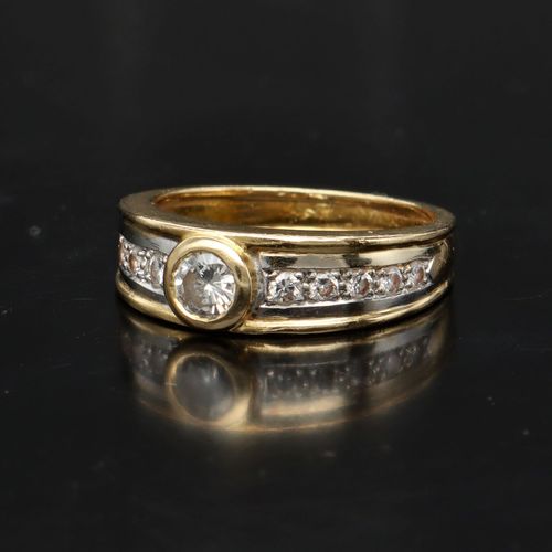 18ct Gold Diamond Ring image-1
