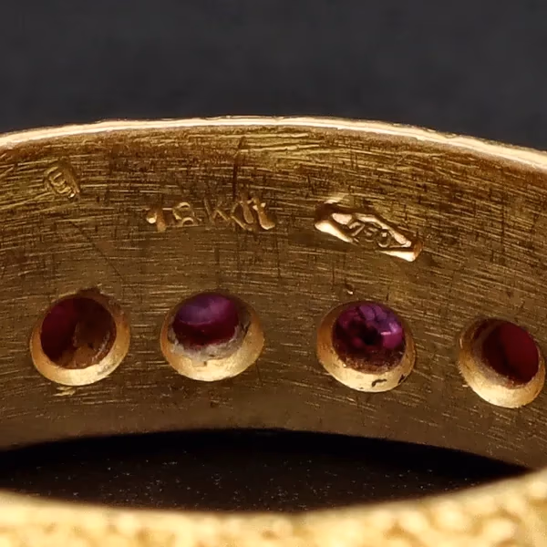 18ct Yellow Gold & Cabochon Ruby Ring