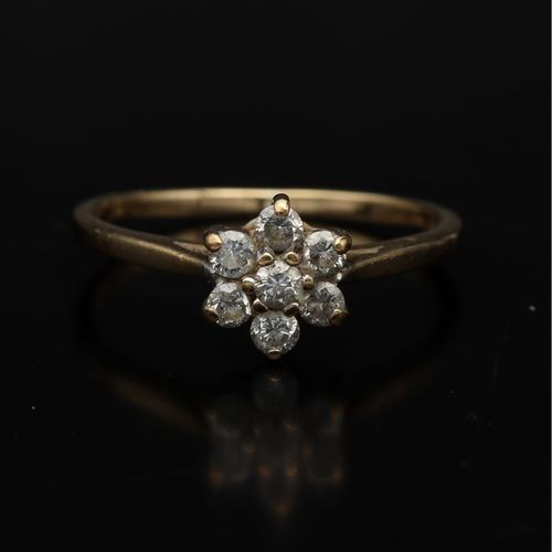 Vintage 9ct Gold Diamond Cluster Ring image-2