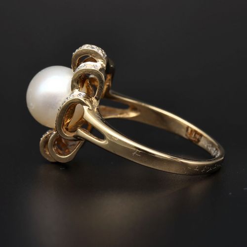 9ct Gold Diamond and Cultured Pearl Ring image-3