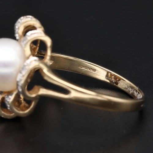 9ct Gold Diamond and Cultured Pearl Ring image-4