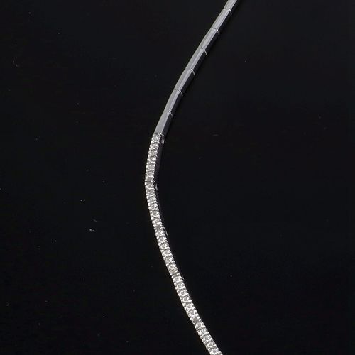 18ct Gold Diamond Collar Ring image-4