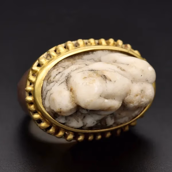 18ct Yellow Gold With Engraved Alabaster Ring