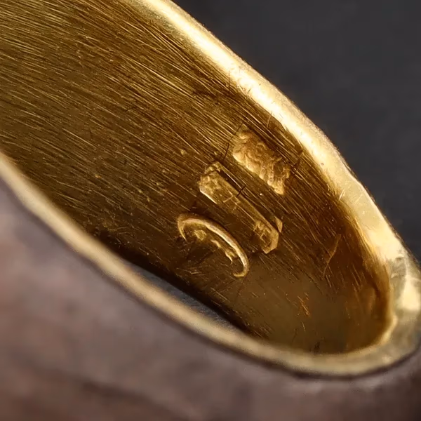 18ct Yellow Gold With Engraved Alabaster Ring