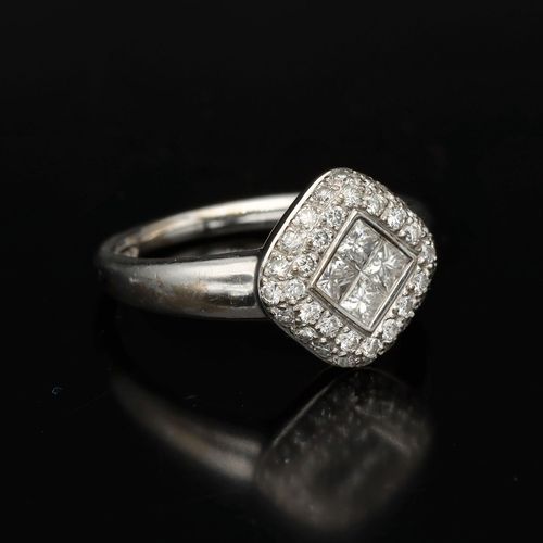 18k White Gold Diamond Ring image-1