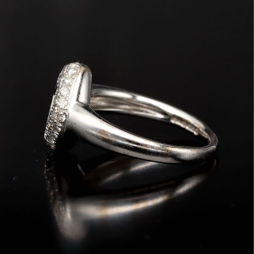 18k White Gold Diamond Ring image-3
