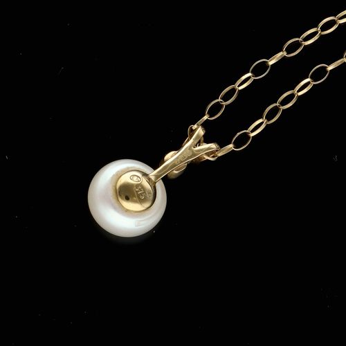 9ct Gold Freshwater Pearl and Diamond Pendant image-4
