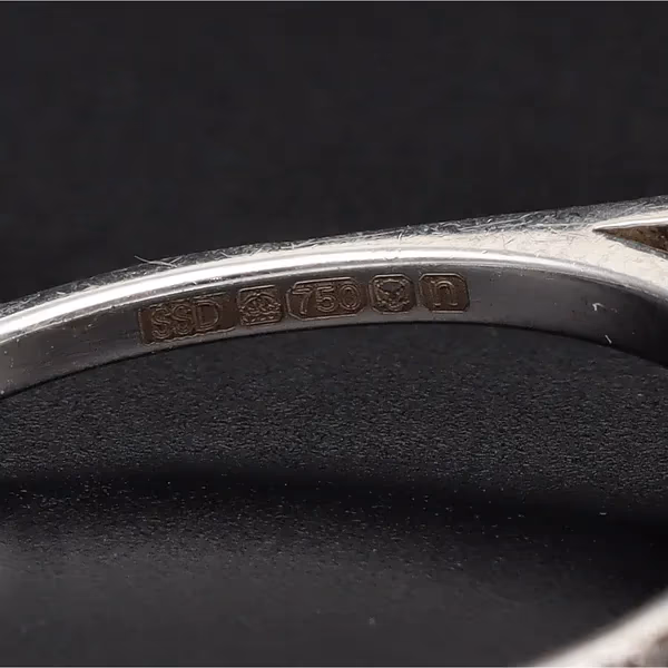 18ct White Gold Diamond Cluster Ring