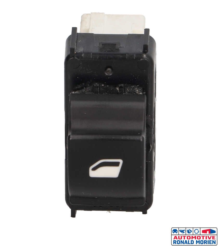 Used Electric window switch Peugeot 308 SW (L4/L9/LC/LJ/LR) 1.2 12V e-THP PureTech 110 Price € 9,99 Inclusive VAT offered by Automaterialen Ronald Morien B.V.