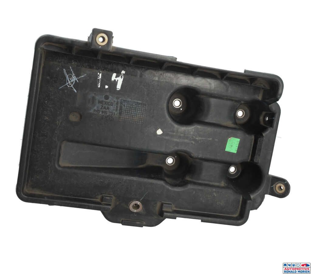 New Battery box Volkswagen New Beetle (1Y7) 1.6 Price € 20,00 Inclusive VAT offered by Automaterialen Ronald Morien B.V.