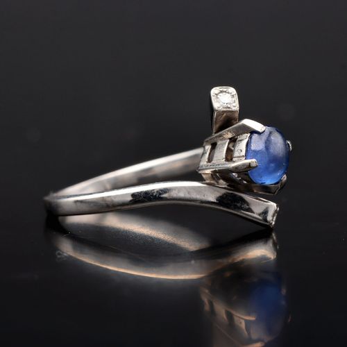 18ct Gold Diamond and Cabochon Sapphire Ring image-1