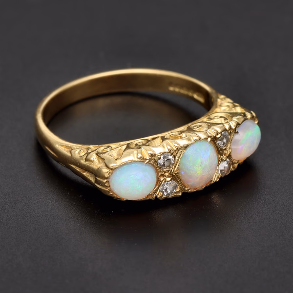 Vintage 18ct Gold & Opal Three-Stone Ring