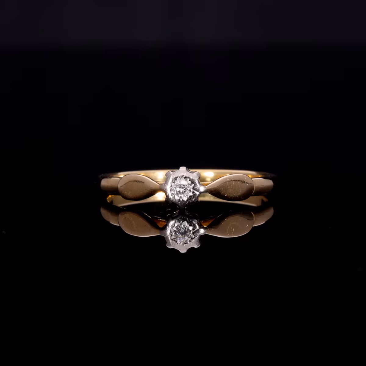 360° view of The Vintage 1977 Solitaire Rubover Set Diamond Ring