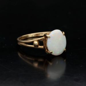 London 1980 9ct Gold Opal Ring