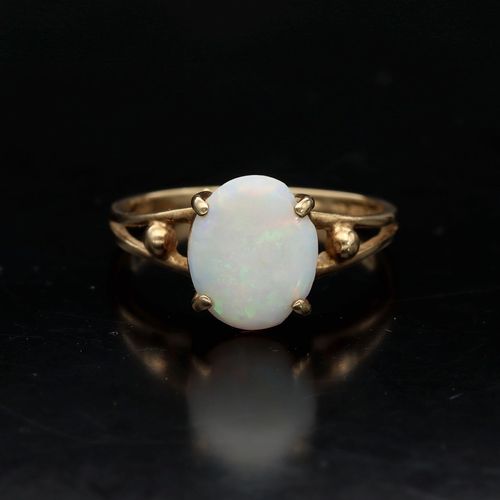 London 1980 9ct Gold Opal Ring image-2