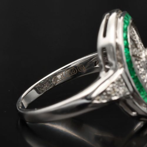 Unusual 18ct Gold Emerald and Diamond Ring image-4