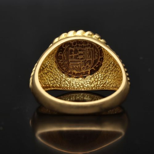 Large 18ct Gold Signet Ring image-5