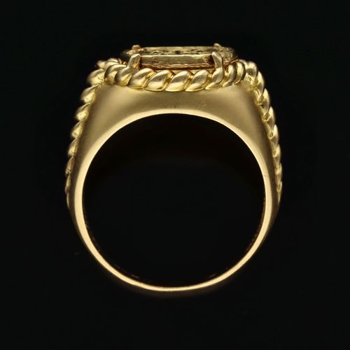 Large 18ct Gold Signet Ring image-6