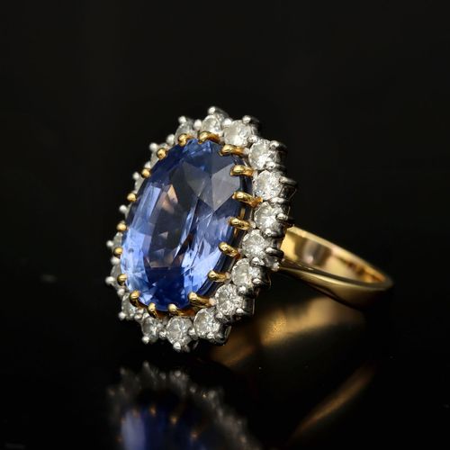 Vintage 18ct Gold Diamond and Sapphire Ring image-3