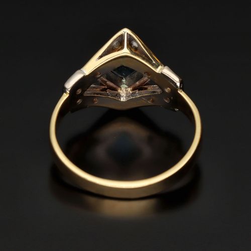 Vintage 18ct Gold and Platinum Aquamarine and Diamond Ring image-4
