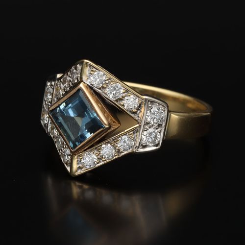 Vintage 18ct Gold and Platinum Aquamarine and Diamond Ring image-3