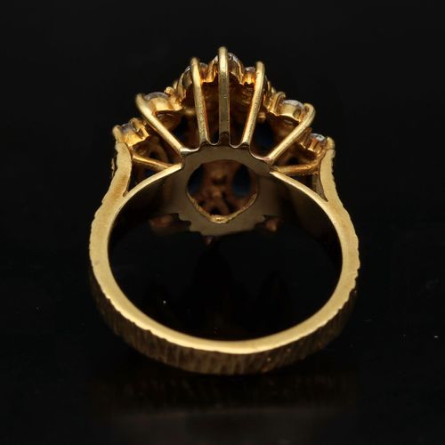 18ct Gold Diamond and Sapphire Dress Ring image-5