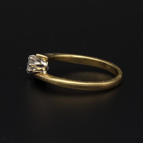 18ct Gold Diamond Ring image-3