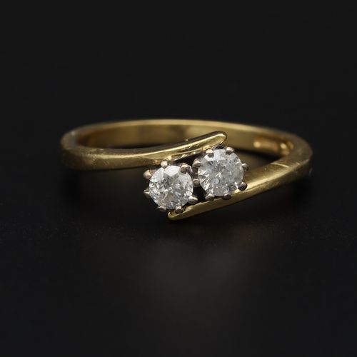 18ct Gold Diamond Ring image-2