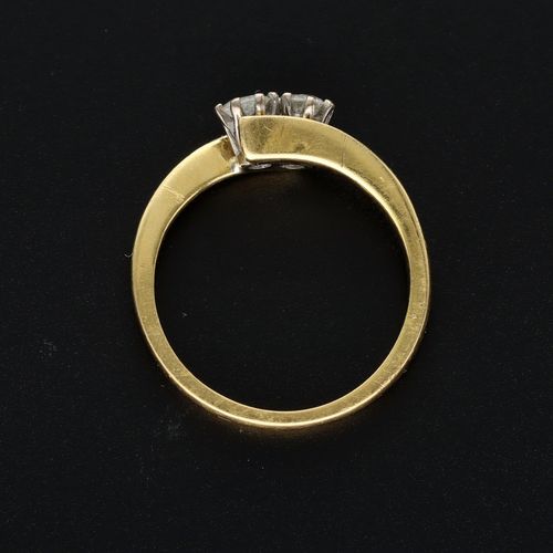 18ct Gold Diamond Ring image-6