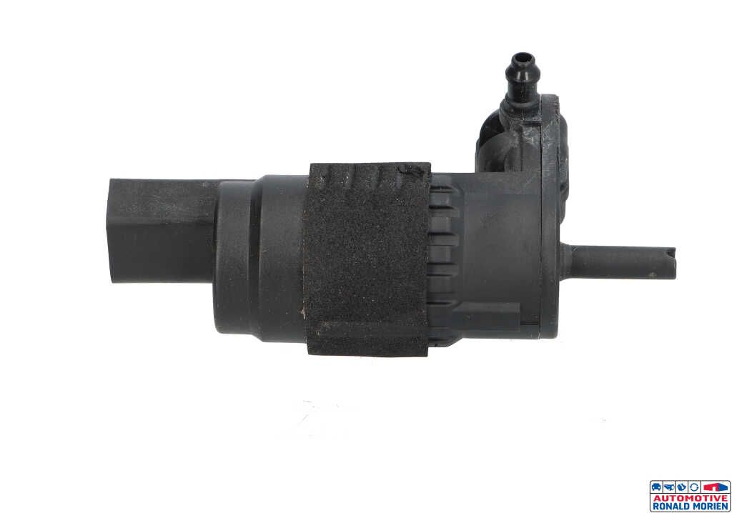 Used Windscreen washer pump Audi A4 Avant Quattro (B9) 2.0 TFSI 16V Price € 9,99 Inclusive VAT offered by Automaterialen Ronald Morien B.V.