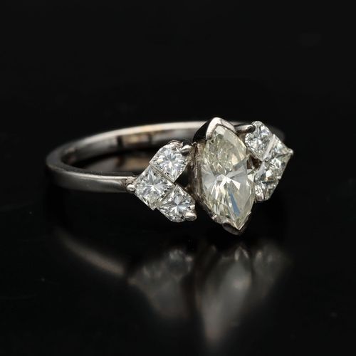 18ct White Gold Diamond Ring image-1