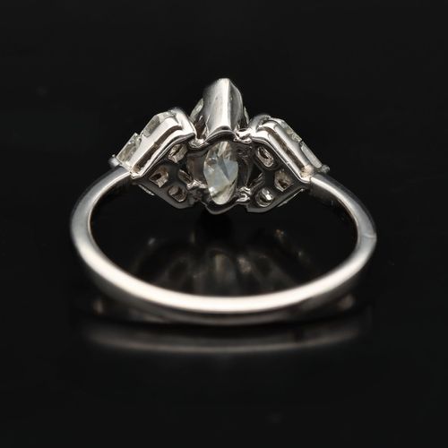 18ct White Gold Diamond Ring image-5