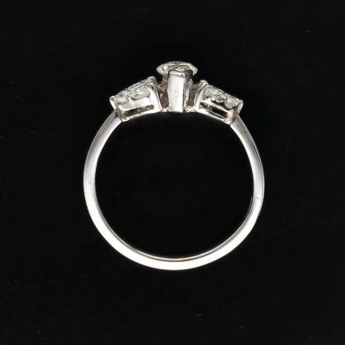 18ct White Gold Diamond Ring image-6